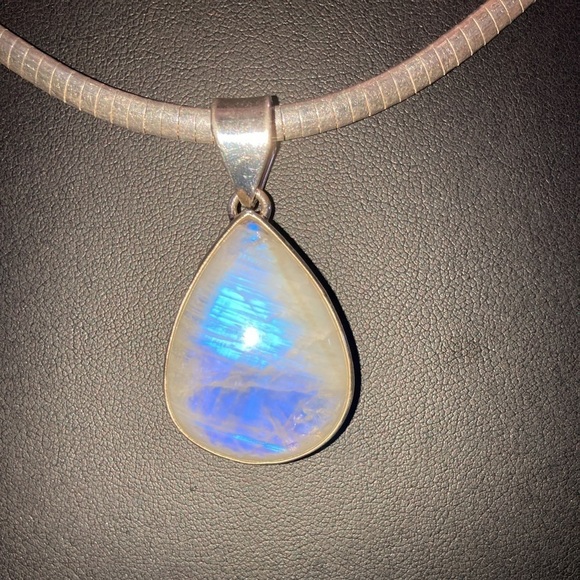 925 Omega chain with 925 Moonstone pendant. Genuine.​​​ - Picture 4 of 10